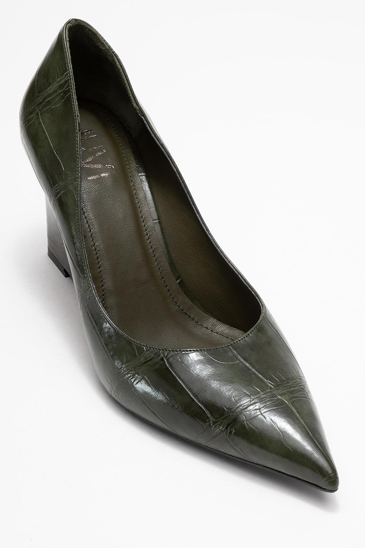 Puera - Green Printed Pointed Toe Wedge Heel Shoe – detail view showing leather, green, SimmiUnique