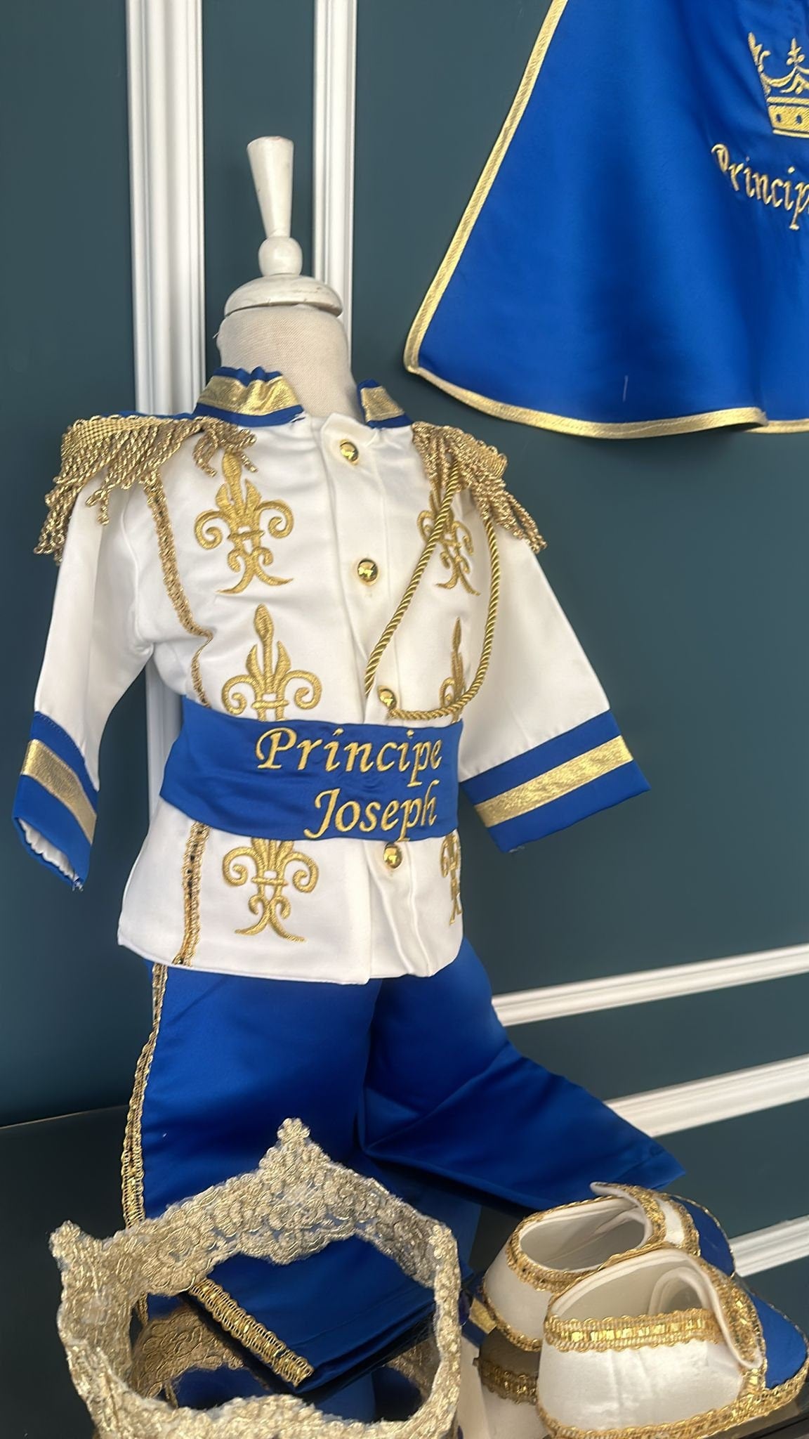 Royal Prince First Birthday Outfit: Personalized Cake Smash Costume – detail shot