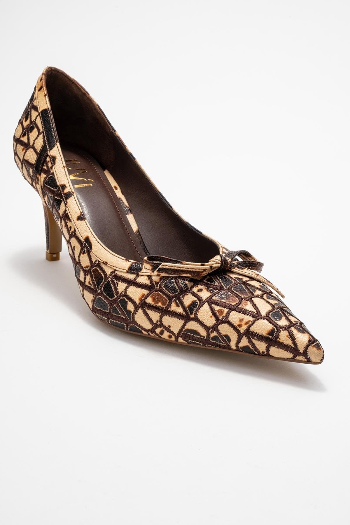 Camden - Beige Patterned Bow-Front Pump – detail view showing bow, leather, SimmiUnique