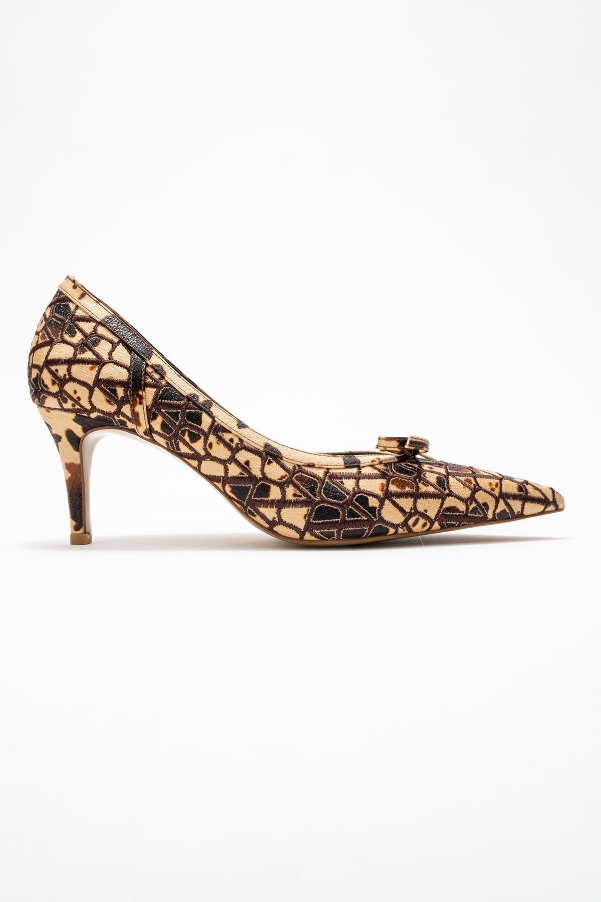 Camden - Beige Patterned Bow-Front Pump – top view showing bow, leather, SimmiUnique
