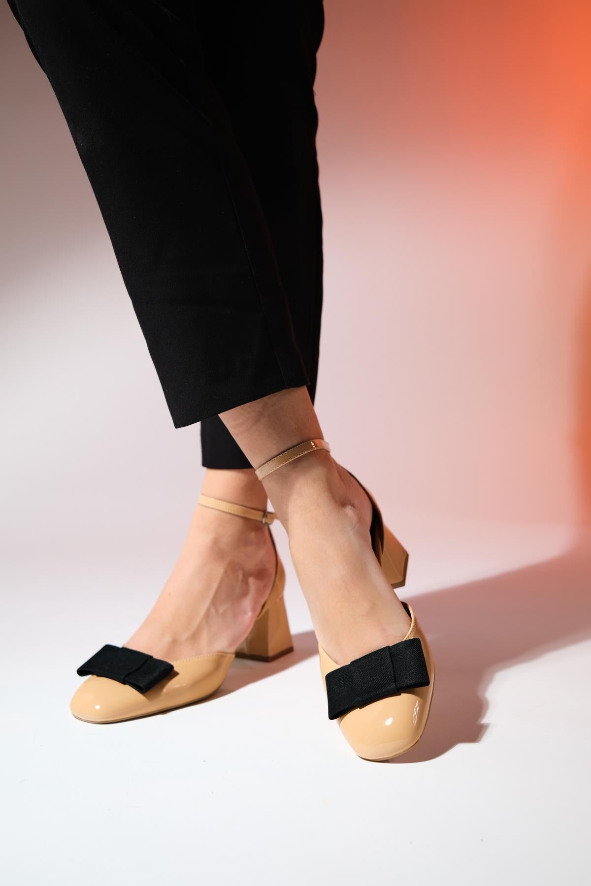 Brit - Taupe Patent Bow Block Heel Pump – detail view showing bow, leather, SimmiUnique