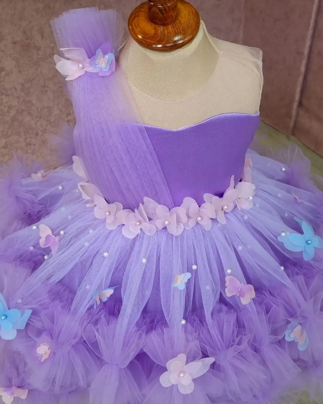 Baby Girl Photo Shoot lilacs – detail shot