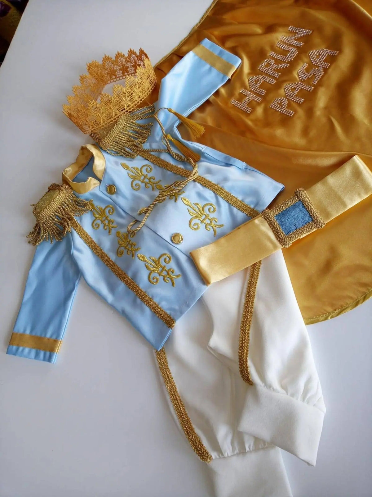 Gold prince costume – close-up